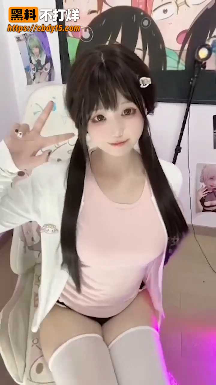 粉裙掀起来那截白吊带勒在腿根