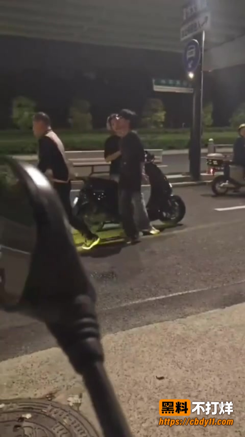 精神小伙与代驾之间的 3