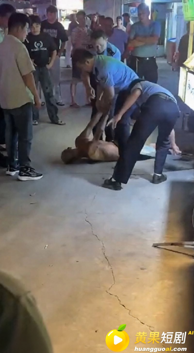男子深夜醉酒拿两把刀 7