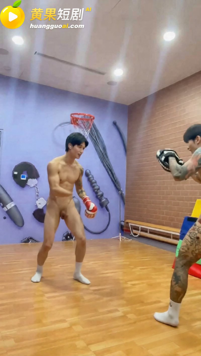 纹身猛男全裸打靶 拳 7
