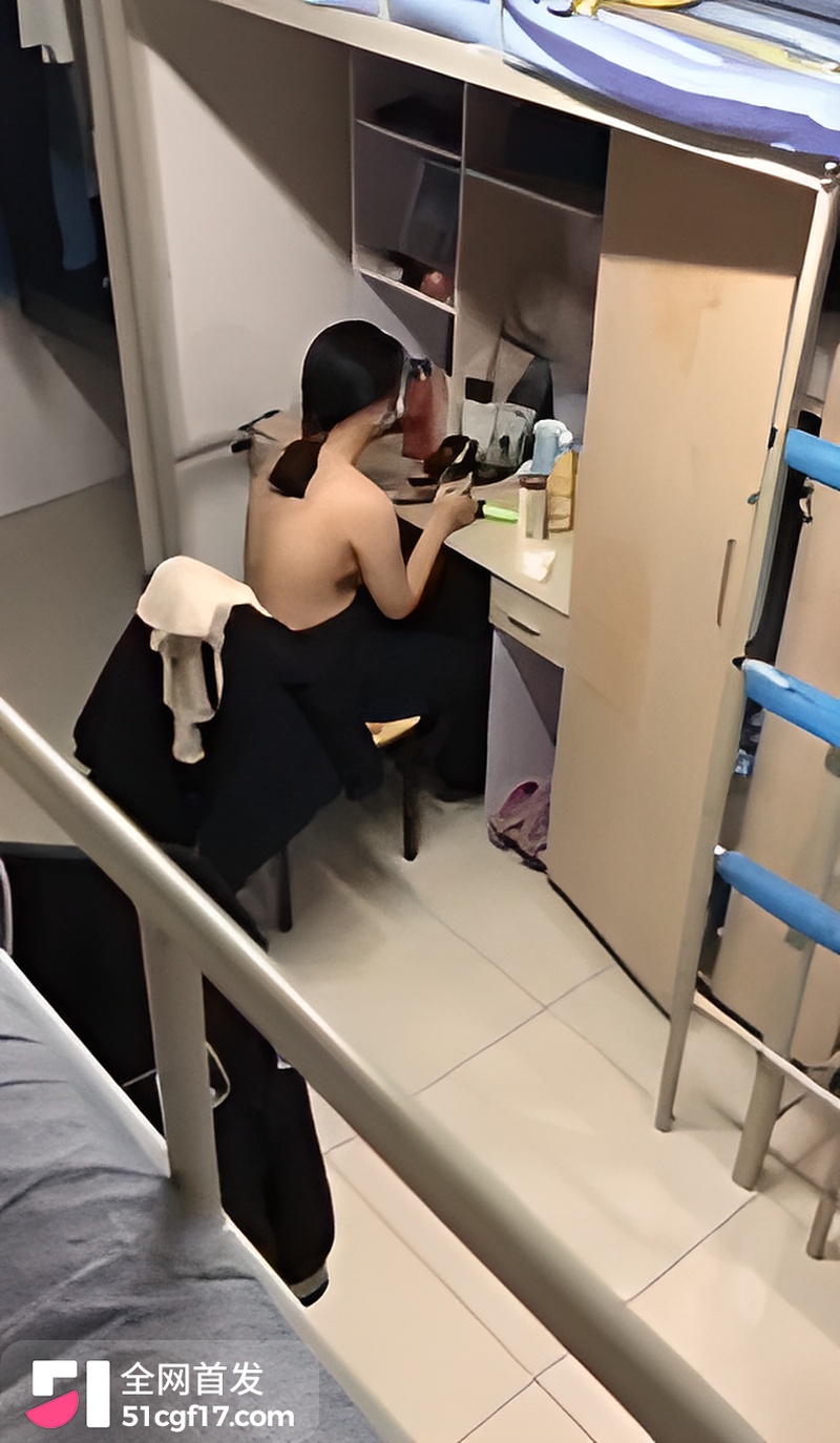 全裸游走美乳晃动