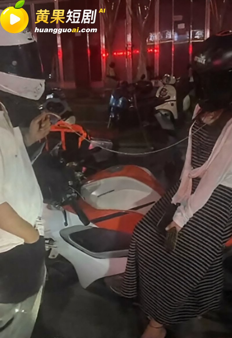 花季少女街头栓绳跪爬 8