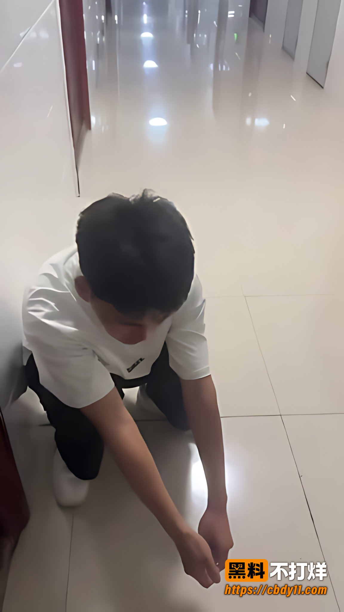 男子潜入女生宿舍偷内 5