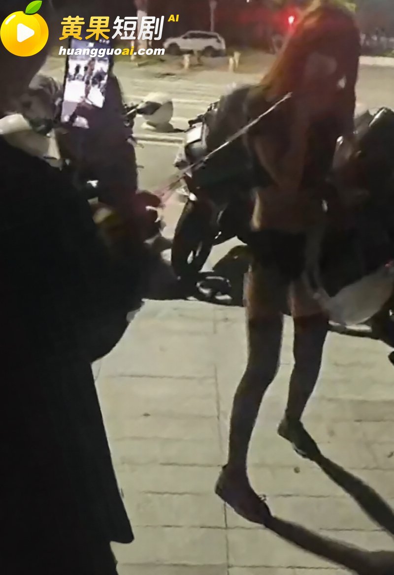花季少女街头栓绳跪爬 9
