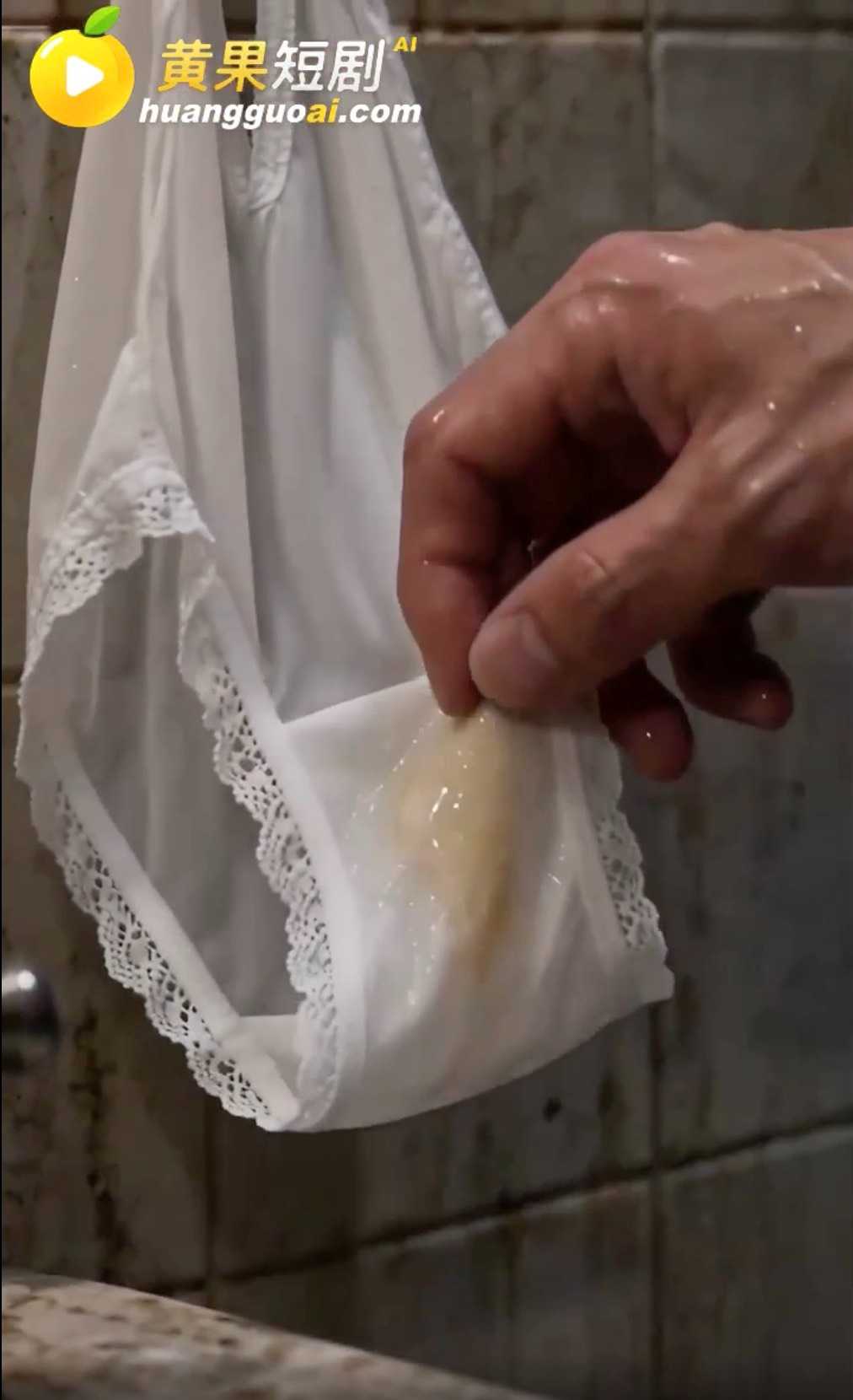 黄果短剧《末世后每天被法出汁》角色剧照1