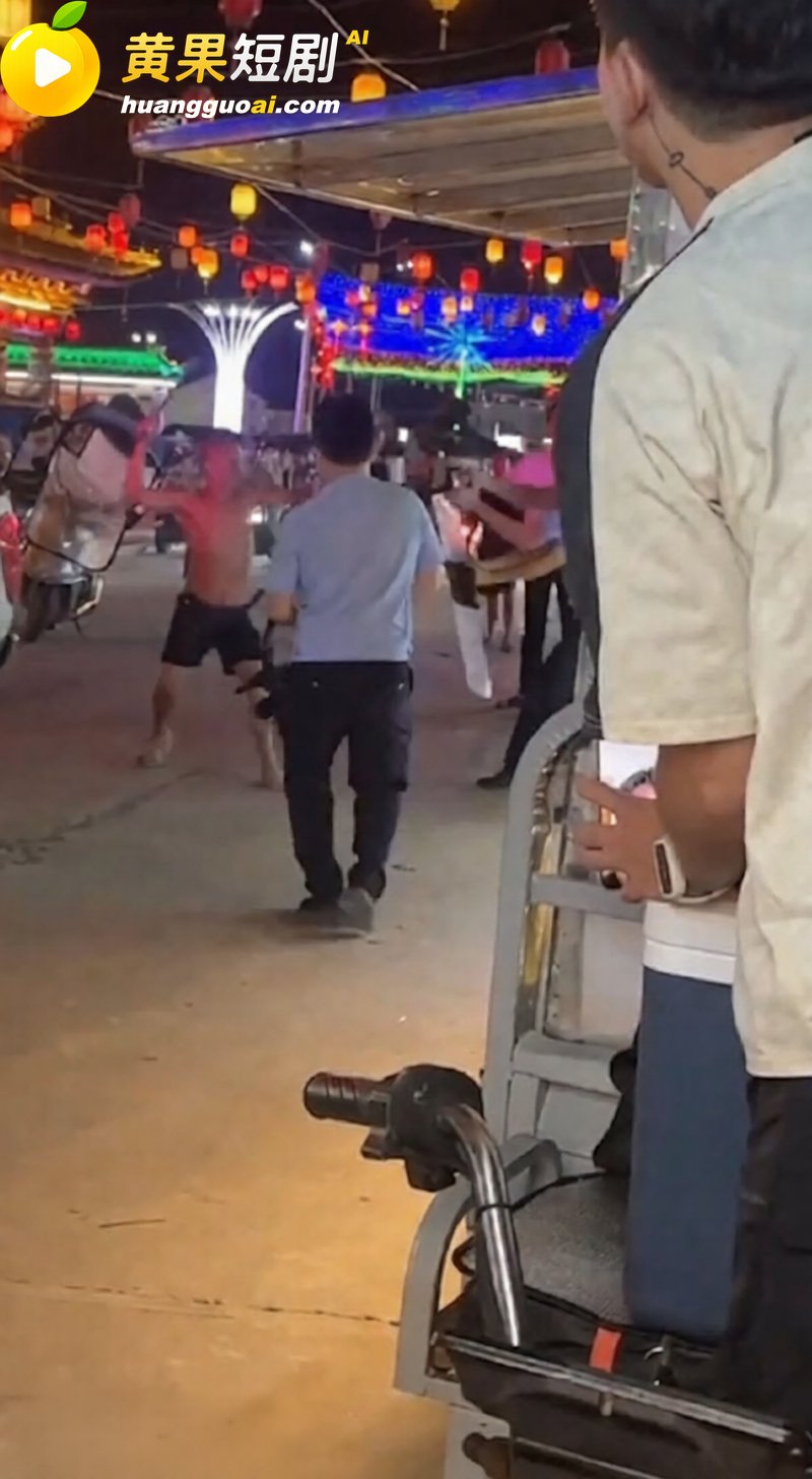 男子深夜醉酒拿两把刀 5