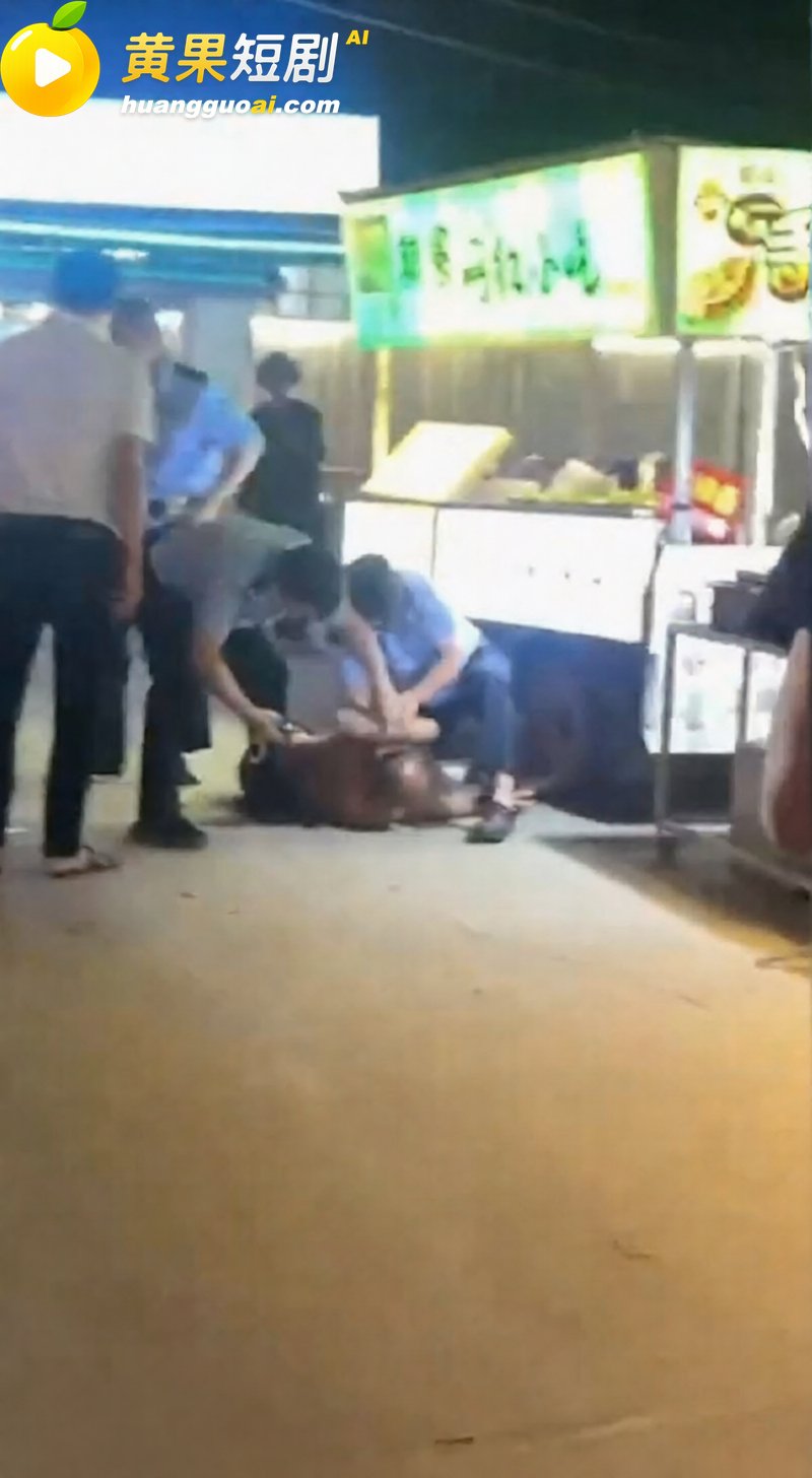 男子深夜醉酒拿两把刀 6
