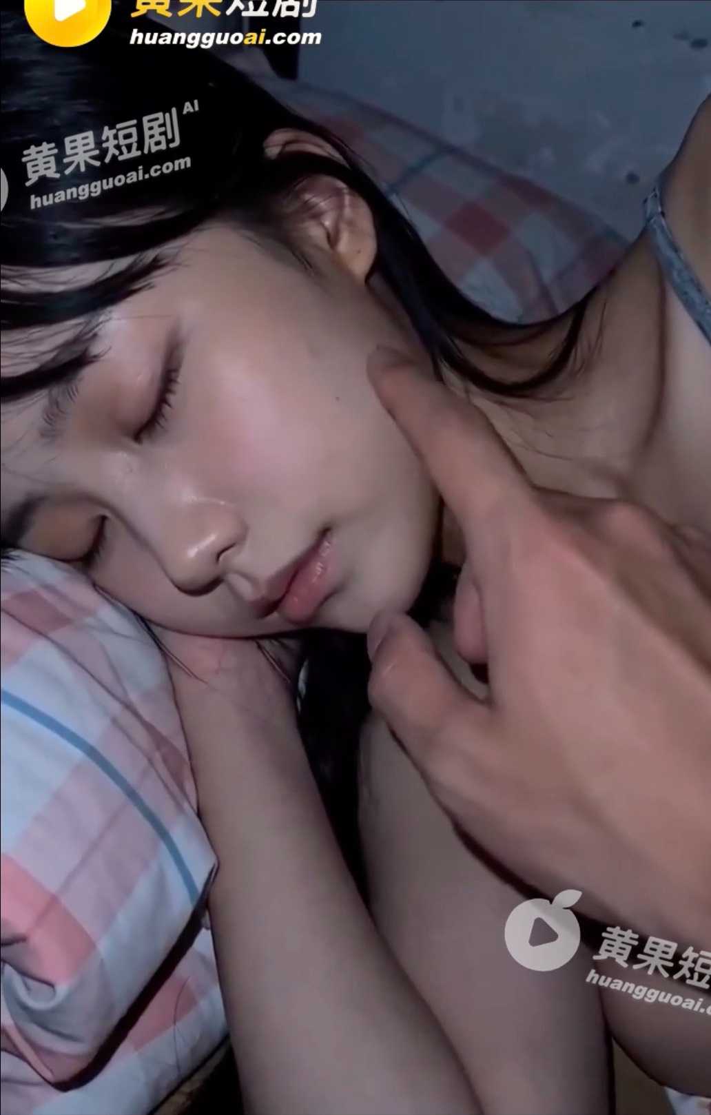 黄果短剧《深夜潜入女大学生宿舍》角色剧照1