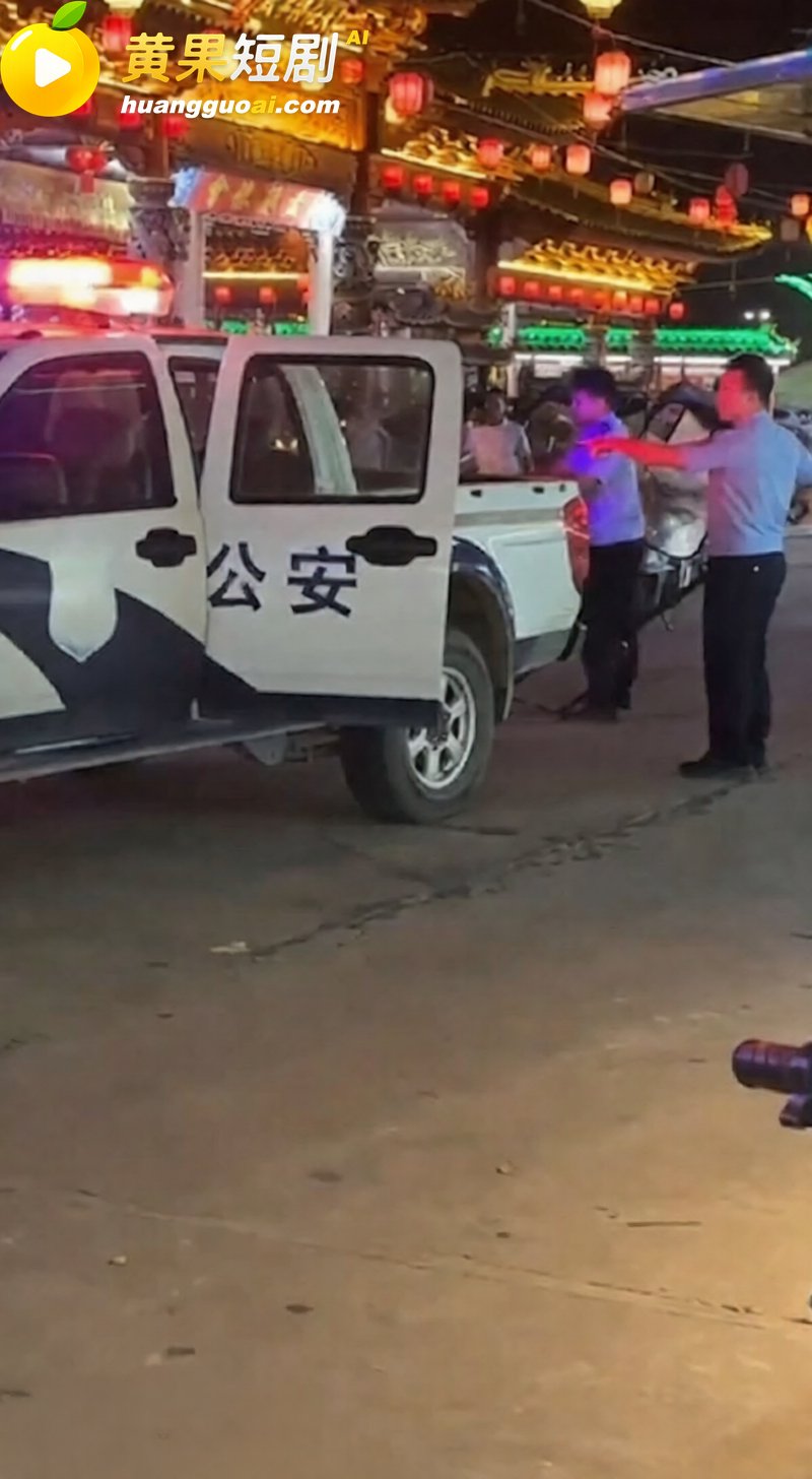 男子深夜醉酒拿两把刀 3