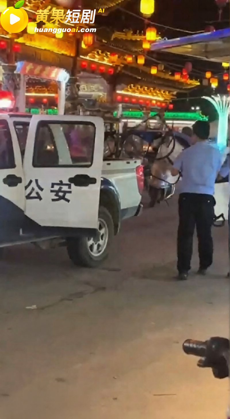 男子深夜醉酒拿两把刀 2