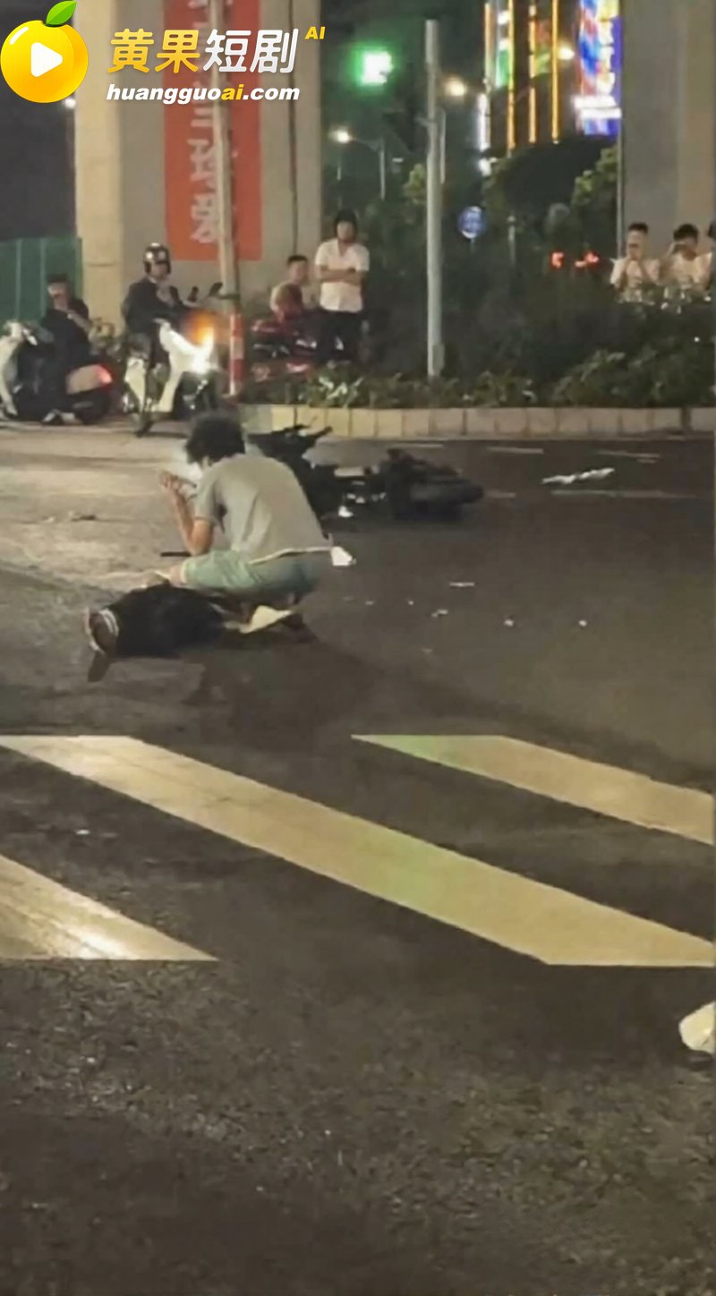 精神小伙雨夜飙车酿严 5