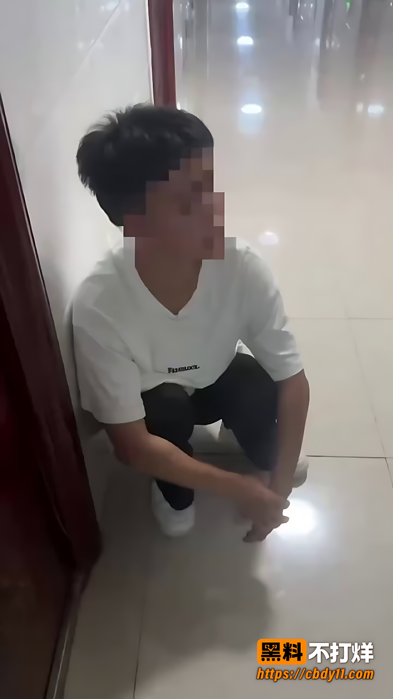 男子潜入女生宿舍偷内 7