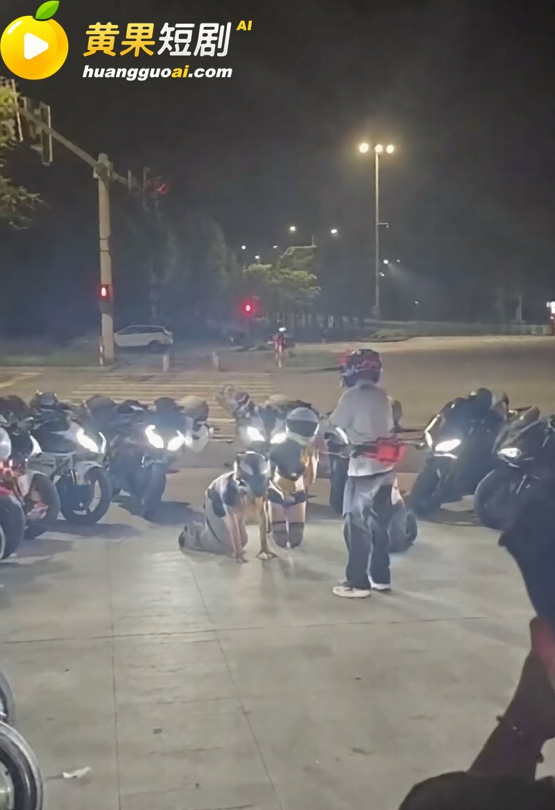 花季少女街头栓绳跪爬 6