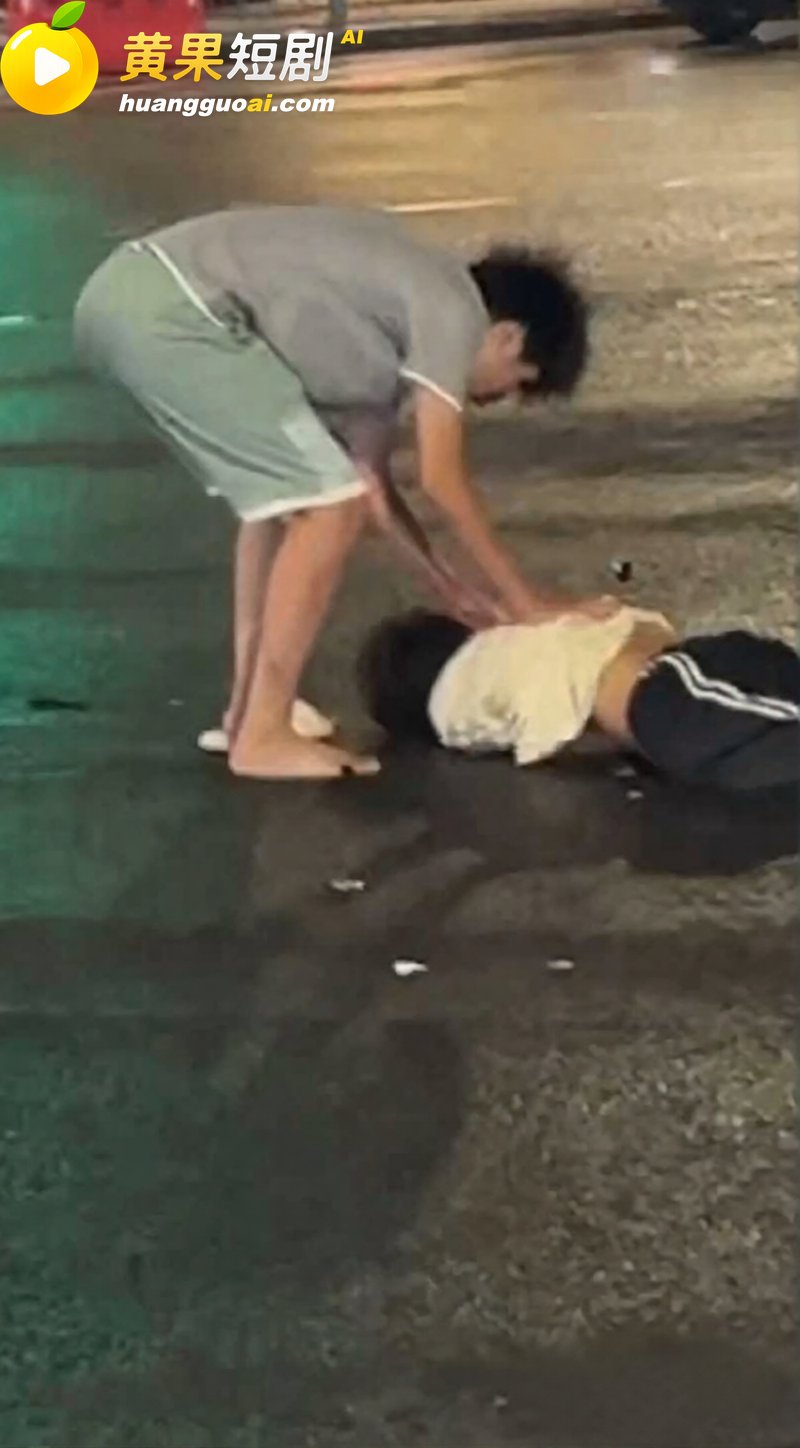 精神小伙雨夜飙车酿严 2